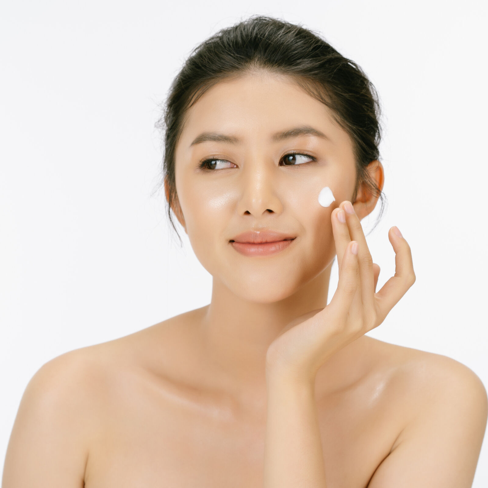 Tips to choose the best face cream for sensitive skin